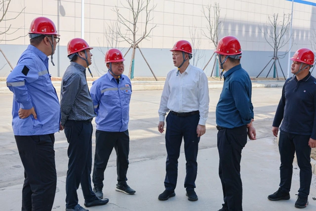 黃智華一行到宜化楚星整體升級改造項目現(xiàn)場調(diào)研(圖1) 黃智華一行到宜化楚星整體升級改造項目現(xiàn)場調(diào)研(圖1)