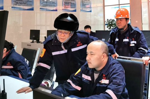 集團(tuán)領(lǐng)導(dǎo)春節(jié)前走訪慰問一線職工、困難職工和離退休老干部