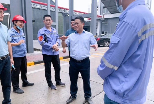 王大真一行到股份公司、化機(jī)公司現(xiàn)場辦公